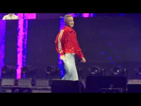 Sweet dreams by Eurythmics performed by Robbie Williams and Lufthaus at Creamfields festival.