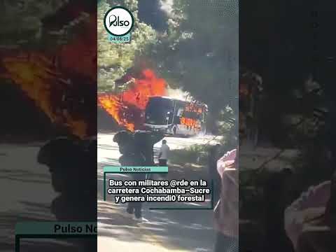 Bus con militares @rde en la carretera Cochabamba–Sucre y genera incendi0 forestal