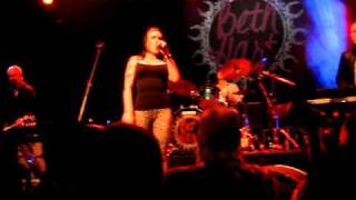 Beth Hart - Everybody Is Sober - Live @Effenaar Eindhoven 01-03-2011.MPG