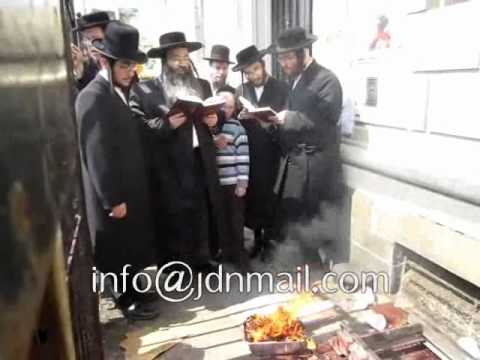 Beis Shmuel Tzvi Spinka Rebbe Burning Chametz Erev Pesach 5771