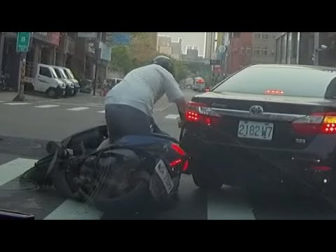 [Vídeo de danos ao veículo] Perseguição direta de locomotiva virando à esquerda (2023.04.14 Minmin Road, Dong District, cidade de Hsinchu)