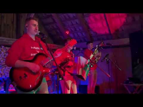 Nagajivi Tris:  Happy feet and smiles all around!