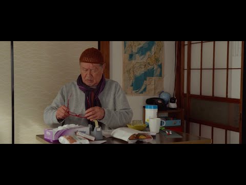 森次晃嗣、赤縁メガネで「デュワ〜！」映画『それいけ！ゲートボールさくら組』本編映像