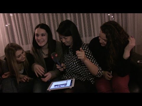 Tanya König und Freschta schauen gemeinsam die Blind Audition