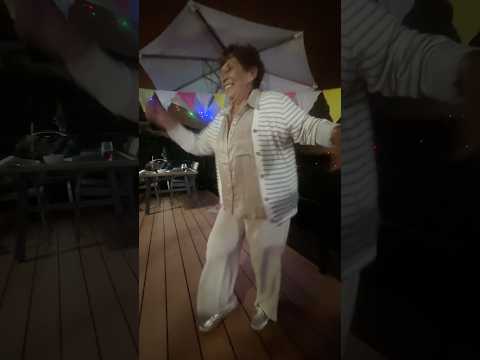 A sus 82 años, mi madre recibe el Año Nuevo  2026 venga lleno de salud, alegría y Gracias!!❤️