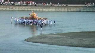 preview picture of video 'Sumiyoshi Shrine's MIkoshi crossing the Yamato River'