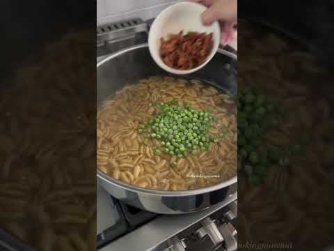 One pan pasta with peas and bacon comes together in a creamy, brothy sauce… perfect weeknight