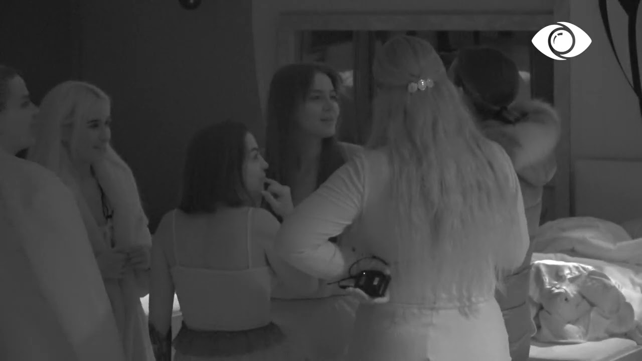 Vajzat vizatojnë Luizin ndërkohë që ai fle