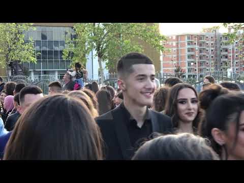 Parakalimi i Maturantëve të Gjimnazit "Eqrem Qabej" në Vushtrri