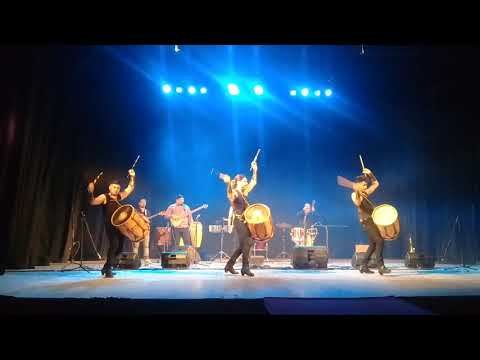 Los umbides en el teatro 25 de mayo destreza de bombos