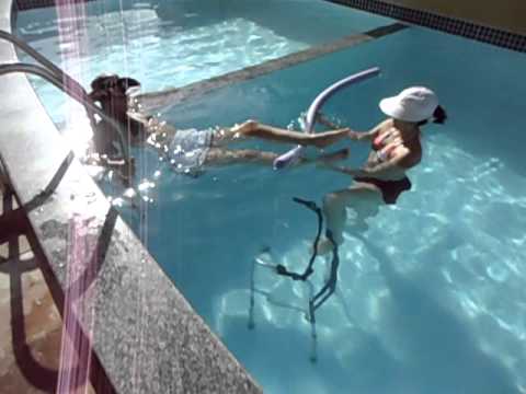 29 11 2011 Abrindo e fechando as pernas na piscina