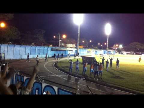 Jogadores do Londrina comemorando com a torcida
