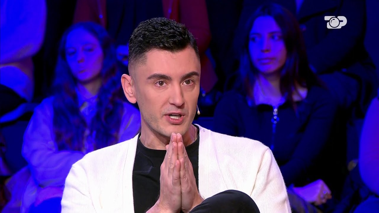 Fansja vjen me bluzën e personalizuar në studio, reagimi epik i Drini Zeqos!