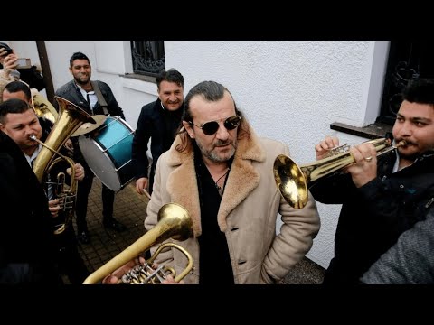 ACA LUKAS STIŽE NA VENČANJE SVOG SINA LAZARA! Folker stigao sa trubačima, kitio ih PARAMA!