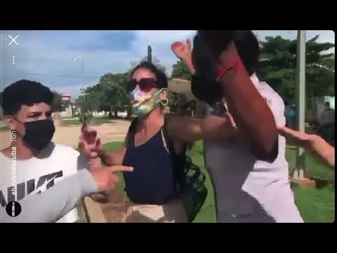 Policía mujer agrede a manifestante, Perico, Matanzas (11.7.2021)