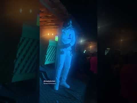 Medy Botion on the stage Samaki Samaki