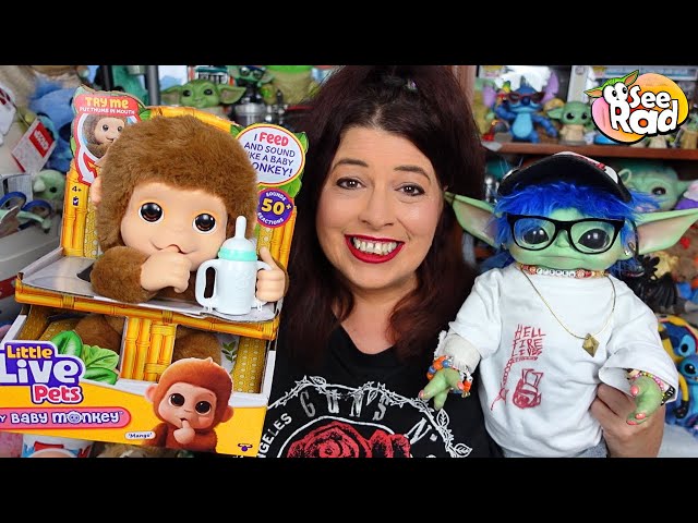 Vídeo relacionado con My Baby Monkey de Little Live Pets: Mono Mango con más de 50 Sonidos y reacciones. con su expresiva Boca móvil, Come y se Chupa el Dedo. Se cuelga de Las Manos y los pies, ¡como un Mono de Verdad!