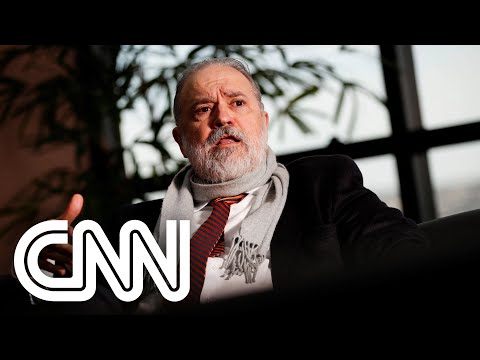 Aras discute com subprocurador-geral e precisa ser contido