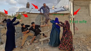 The husband and brother of the first wifetook action against the attacks of thesecond wife.