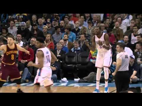 Kevin Durant tells Jeremy Lamb to give him the ball
