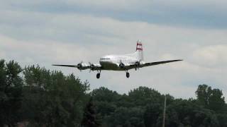 preview picture of video 'Giant Scale Boeing 307B Does a loop.mov'