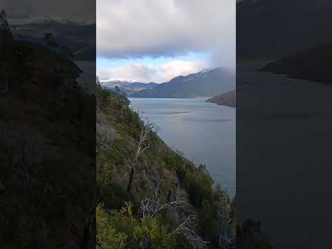 ¿Alguna vez viste la #lluvia #caminar a vos? #primavera 2023 #trekking #short LAGO PUELO #argentina