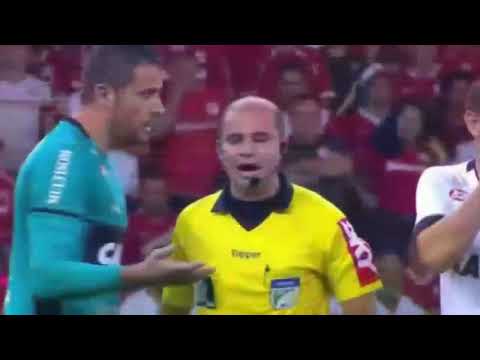 Gols perdidos de William Pottker ao som de Vuc Vuc