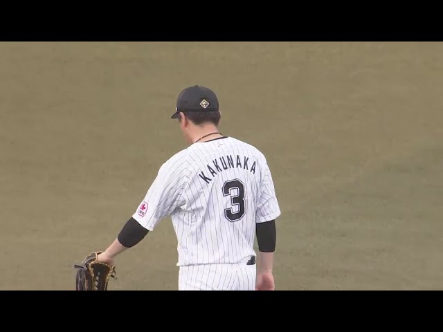 【4回表】球界の韋駄天を刺す!! マリーンズ・角中勝也 鋭い送球でランナーの進塁を阻止する!!  2024年9月1日 千葉ロッテマリーンズ 対 福岡ソフトバンクホークス