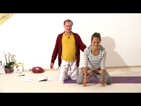 Berg Yoga Asana im vollen Lotus mit Händen in Namaste - Yoga Asana Lexikon