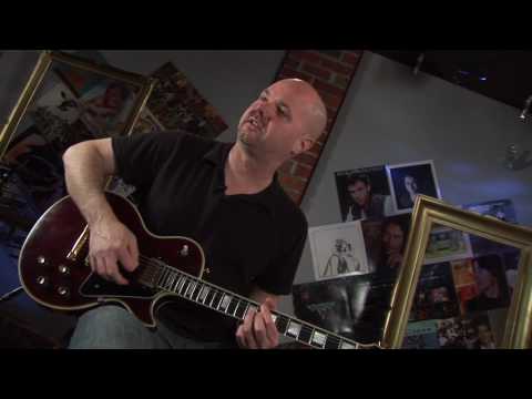 Vibrato Technique - Beginner Guitar Lesson - Guitar Tricks 54