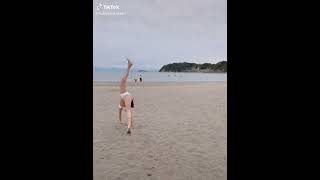 ビーチでおっぱいポロリ女子