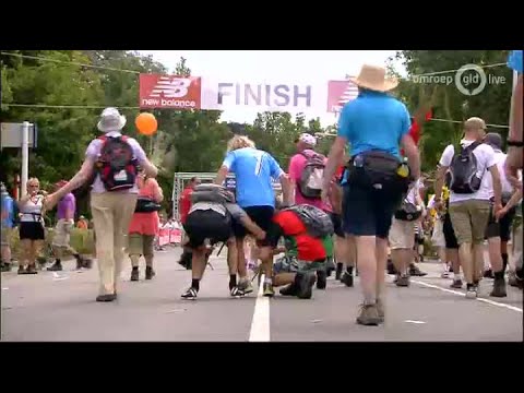 4Daagse Intocht 19 juli 2013 - Intocht van de vierdaagse deel 1