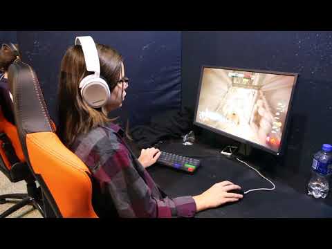 Girl playing Quake Champions (nickname Festiveturtle)