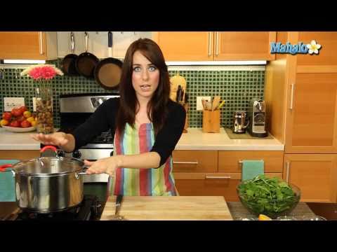 How to Make Garlic Sautéed Spinach