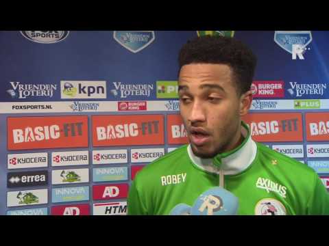 Ryan Sanusi in gesprek met verslaggever Clay Ruperti