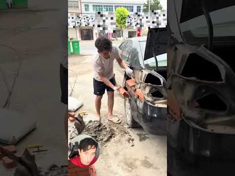 Reparó su carro con ladrillos
