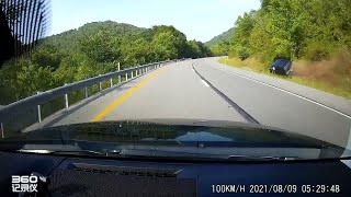 Download lagu Ban SUV Meletus Saat Mengemudi di Jalan Tol || ViralHog mp3 Download lagu Ban SUV Meletus Saat Mengemudi di Jalan Tol || ViralHog mp3