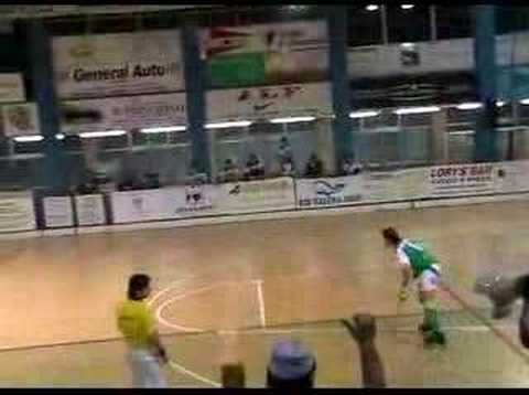 Il centro pressa fino alla fine.Punizione di prima al Lloret