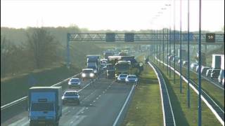 preview picture of video 'Ongeval met twee vrachtwagens op A58 bij Ulvenhout'