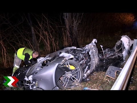 Ferrari prallt gegen Baum und explodiert