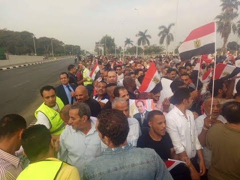 المصريون يحتشدون بالأعلام لاستقبال الرئيس السيسى