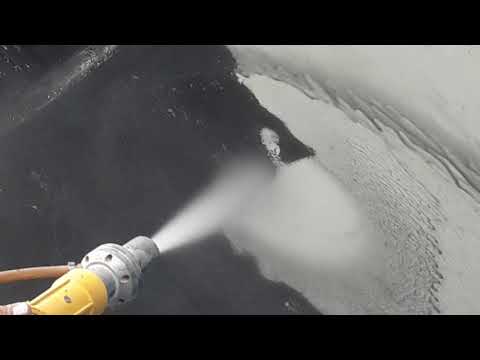 Bootskörper nass Sandstrahlen. Antifouling entfernen.