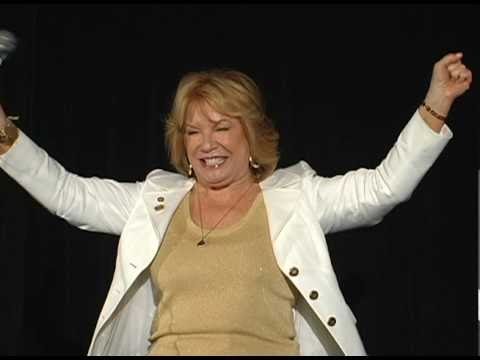 Vikki Carr Receives VVA Presidents' Award