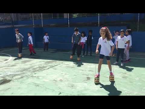 Brincadeiras: pé de lata