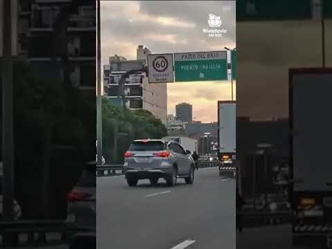 Peligro total: un joven viajó colgado de un camión en plena autopista Buenos Aires-La Plata