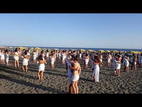 LA KIZOMBA   VERSUS ACADEMY Flashmob