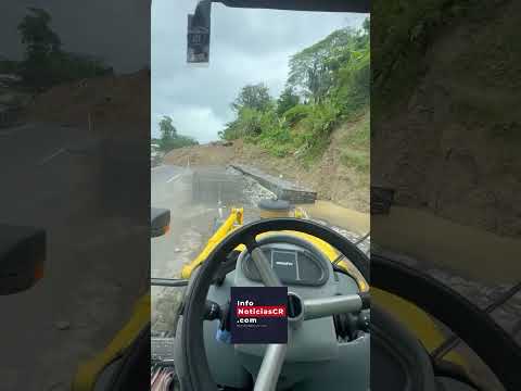 Así fue el derrumbe que mantiene cerrada la ruta 32 en Siquirres, sentído hacia Limón