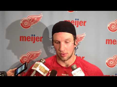 Red Wings beat Bruins 2-1 in season opener