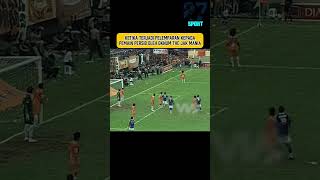 Download lagu When a Persib player was thrown by a member of The Jak Mania #liga1indonesia #persib #persija mp3