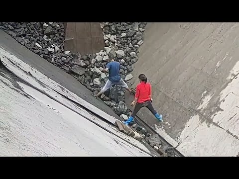 The barge unloads 2000 tons of iron ore, very happy that today there are female workers on the barge